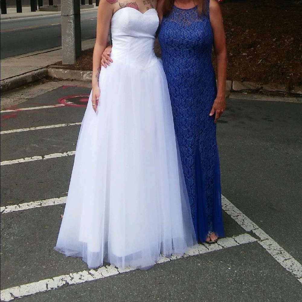 White Ball Gown Lace Corset & Tulle Wedding Dress - Picture 7 of 7